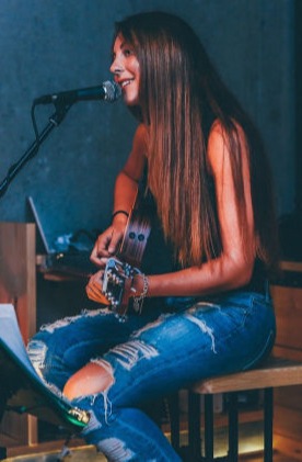 Mobirise muziekles tilburg singer songwriter zangeres gitaar microfoon online skype